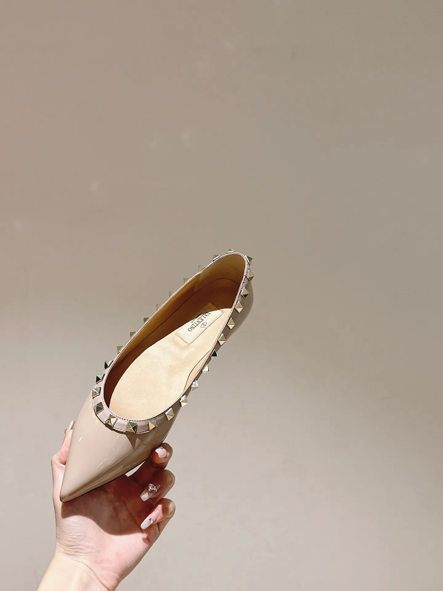 👟👟Ex-factory price 520👟👟 | ²⁰²4 𝐬𝐬 🤍🤎 Versatile series for all seasons! Is your shoe cabinet missing a pair? ! 🔥 The entire VALENTINO series is produced by Taiwan-funded factories! Getting in and out of the counter is stress-free! ROCKSTUD Valentino studded patent leather ballet flats ONE STUD retro craft pyramid large rivet buckle flats/high heels Smooth shoe lines and awesome version Comfortable upper foot. Increases height. Looks slimmer. Elongates leg lines Imported mirrored calfskin/cow patent leather/high-density silk material Lambskin lining Italian high-density genuine leather outsole Size35-39 (40/41/42 can be customized) Heel height: flat ♺Synchronized gift box💝packaging at the counter!